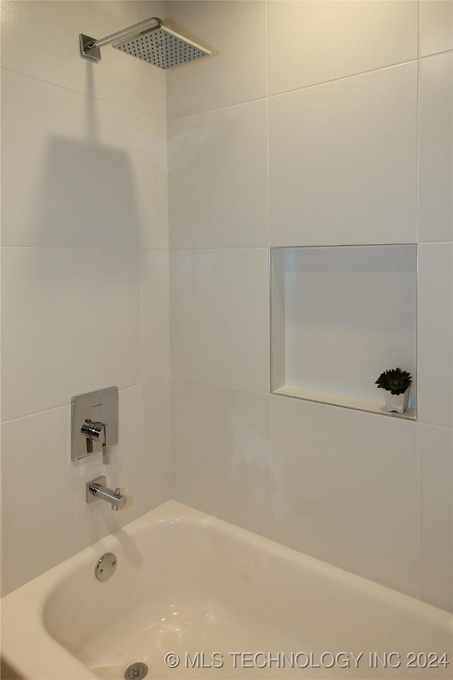 bathroom with tiled shower / bath combo