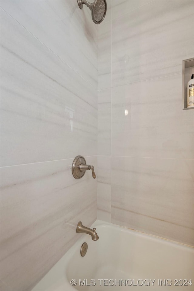 bathroom with tiled shower / bath