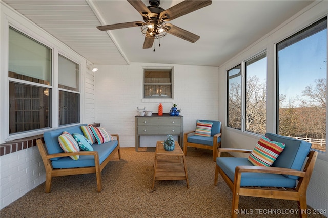 sunroom with ceiling fan