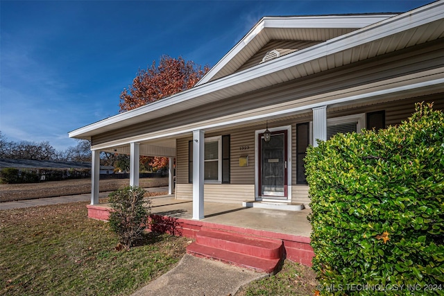 entrance to property featuring a porch