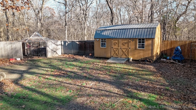 view of yard featuring an outbuilding