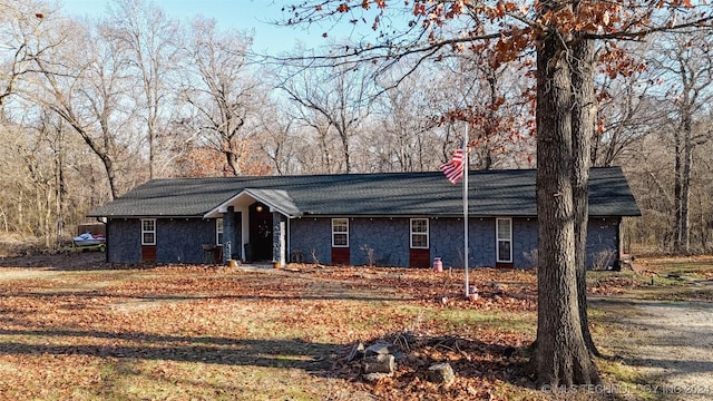 single story home featuring a front yard