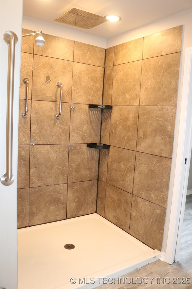 bathroom featuring tiled shower