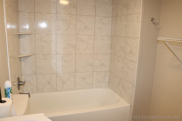 bathroom featuring tiled shower / bath