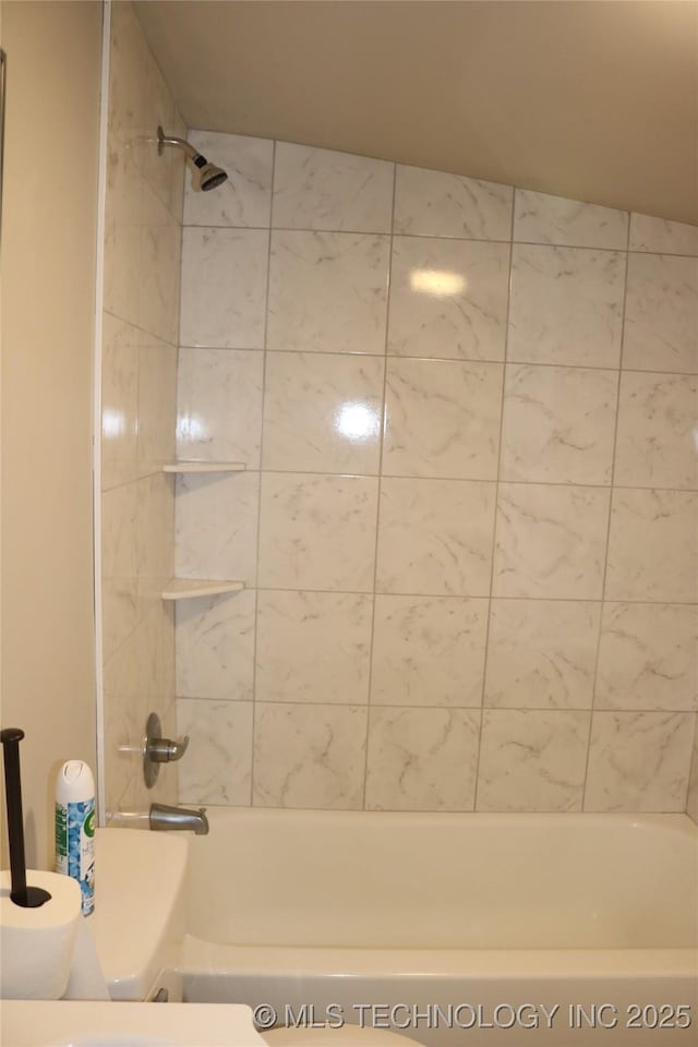 bathroom featuring tiled shower / bath combo