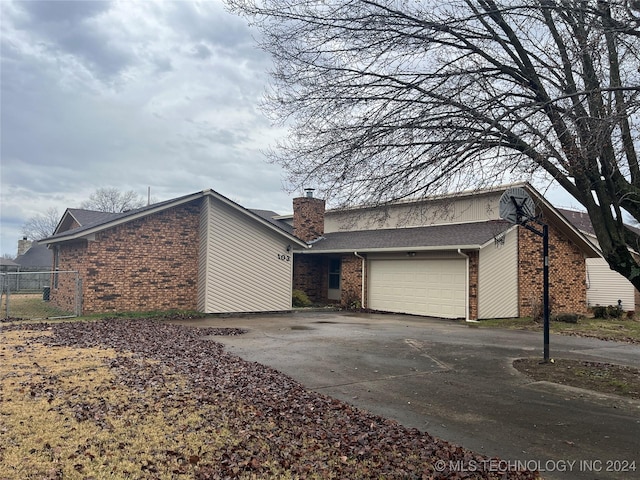 view of front facade with a garage