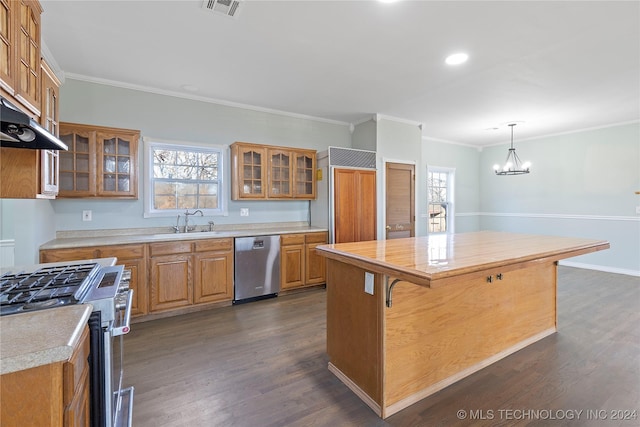 kitchen featuring stainless steel appliances, crown molding, pendant lighting, a chandelier, and a kitchen island