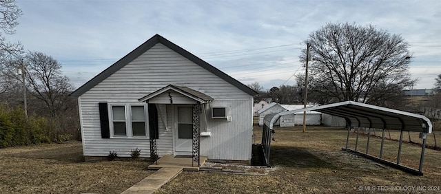 236 N Wilson St, Fairfax, OK 74637 - bungalow-style home with a front lawn and a carport