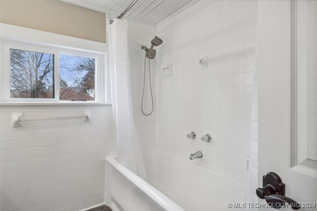 bathroom featuring shower / bathtub combination with curtain