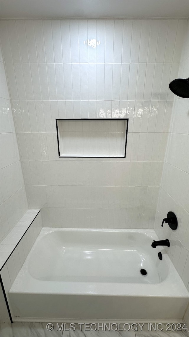 bathroom featuring tiled shower / bath