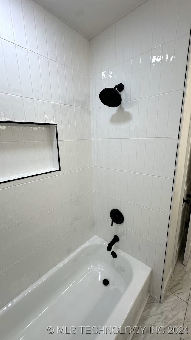 bathroom featuring tiled shower / bath