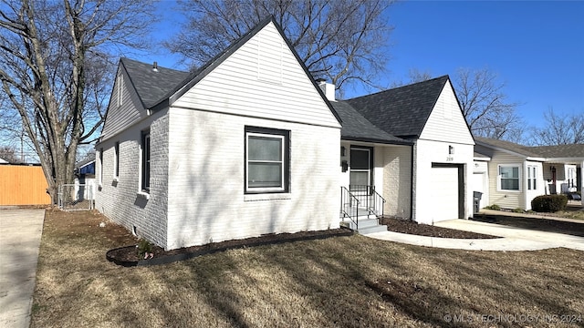 view of front of property featuring a front lawn and a garage