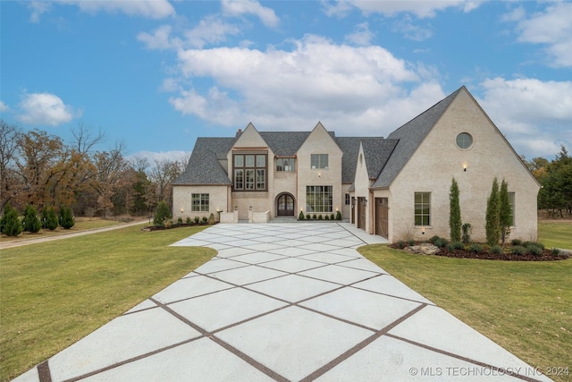 view of front of home featuring a front yard