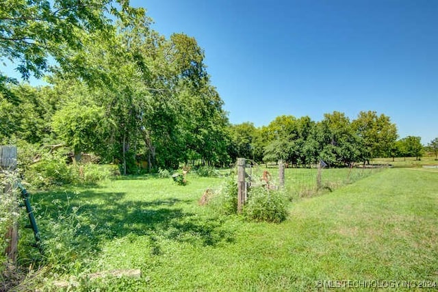 view of yard featuring a rural view