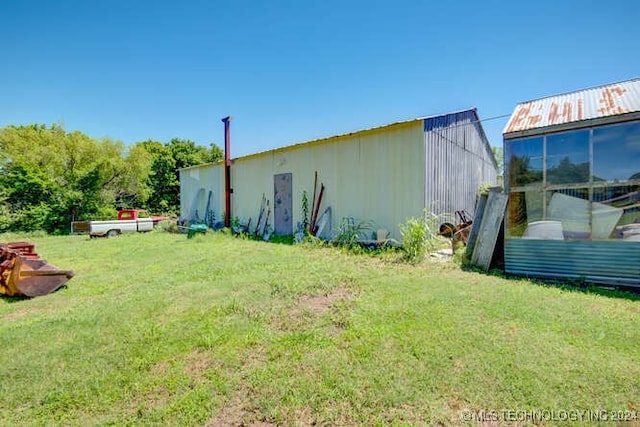 view of yard featuring an outbuilding