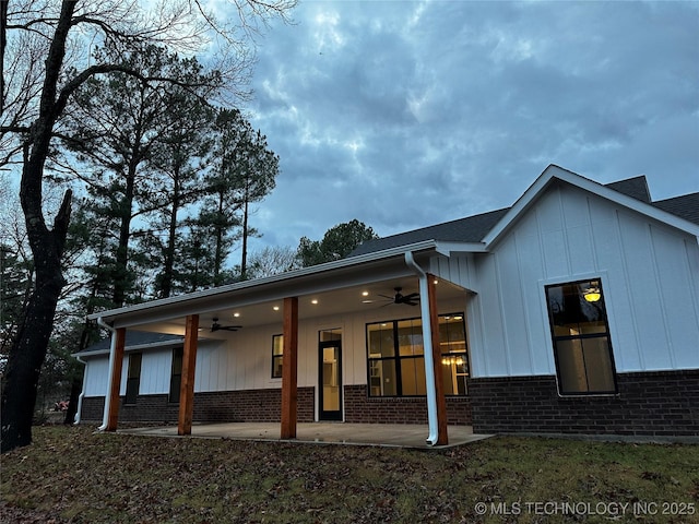 view of front of home featuring a patio and ceiling fan