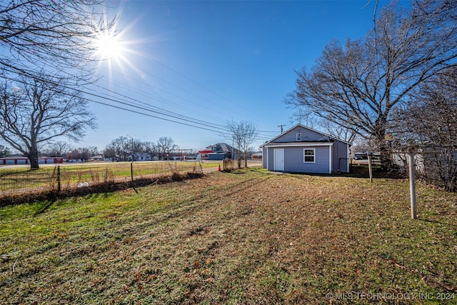 view of yard with an outbuilding