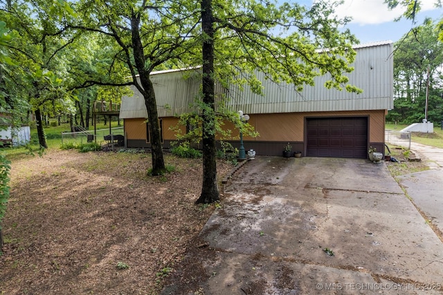 view of front facade with a garage