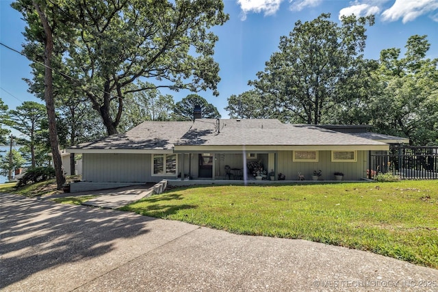 ranch-style home featuring a front lawn