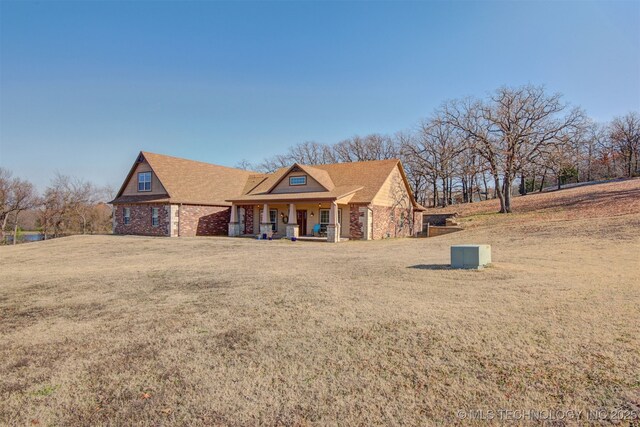 view of front of home featuring a front yard