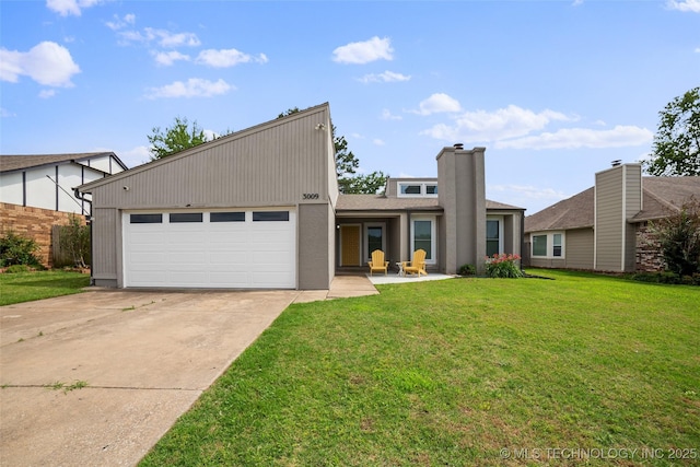 view of front of home featuring a front lawn and a garage