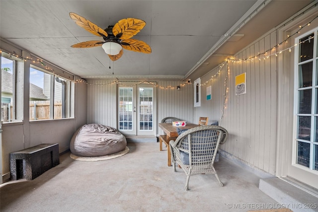 sunroom with ceiling fan