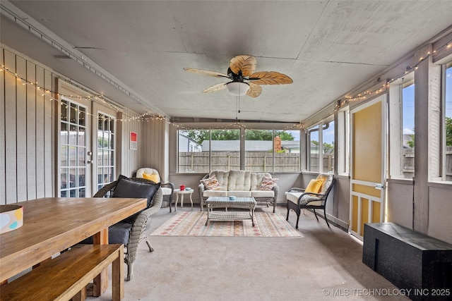 sunroom with ceiling fan