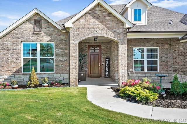 view of front facade with a front lawn