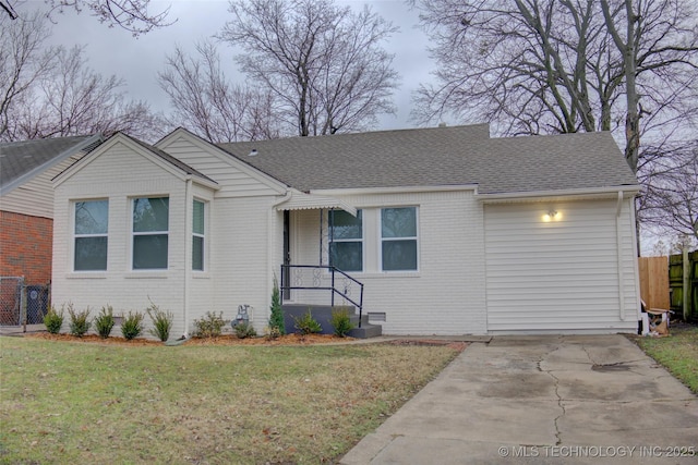 single story home featuring a front lawn