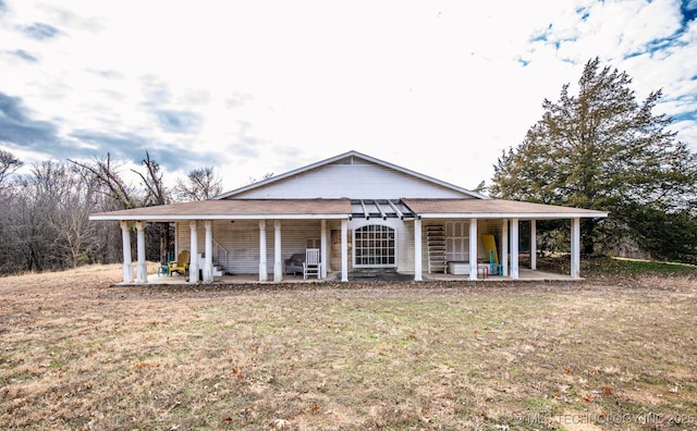 view of front of property featuring a patio area and a front lawn