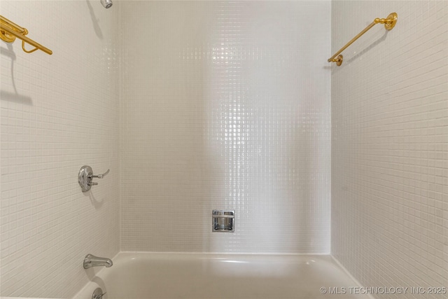 bathroom with tiled shower / bath