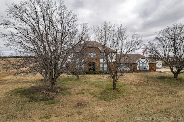 view of front of property featuring a front yard