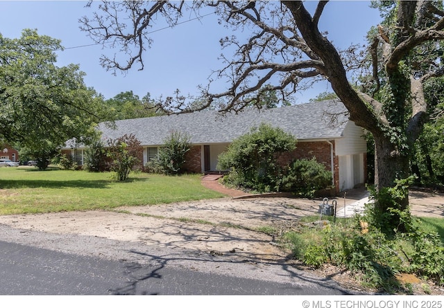 view of front facade with a garage and a front yard