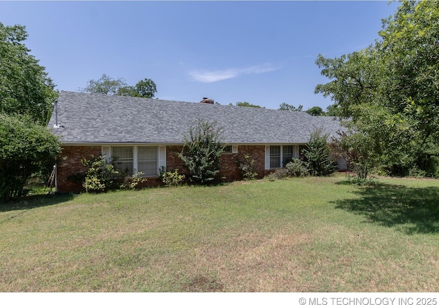 single story home with a front lawn