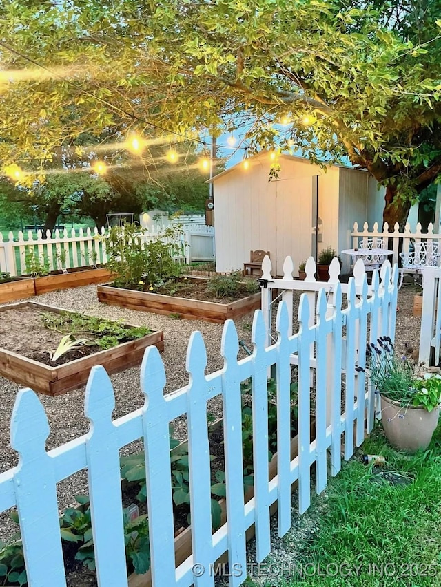 view of yard with a storage unit