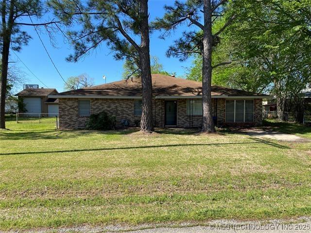 ranch-style home with a front yard