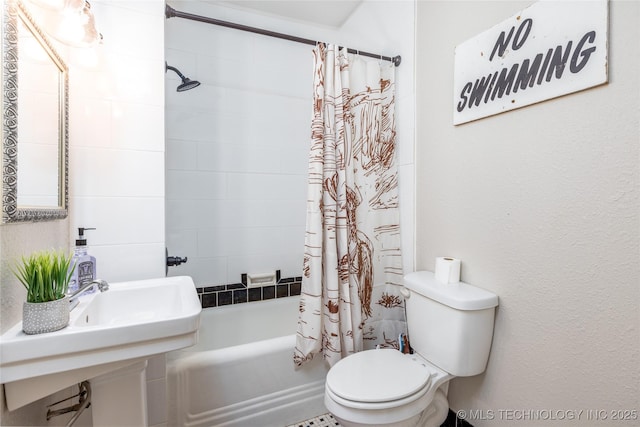 bathroom featuring toilet and shower / tub combo