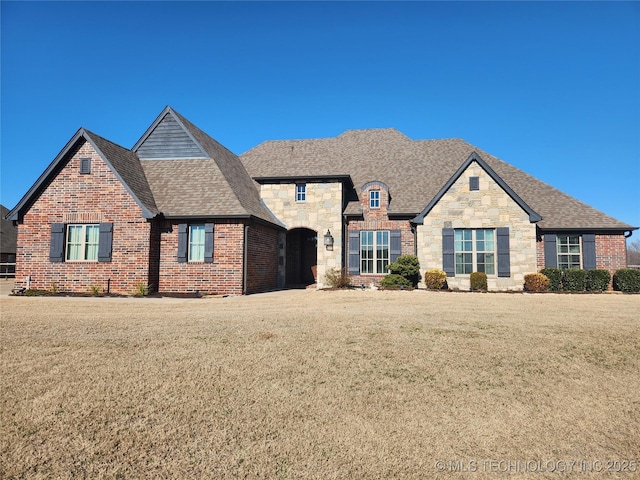 view of front of house featuring a front lawn