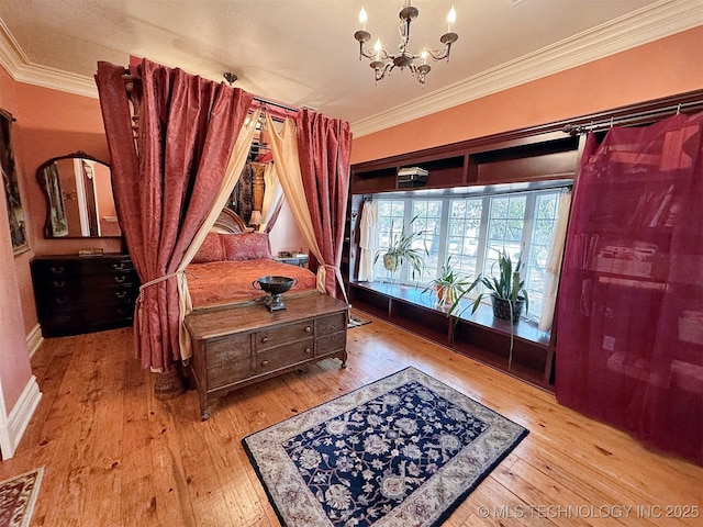 sitting room featuring a chandelier, light hardwood / wood-style floors, and crown molding