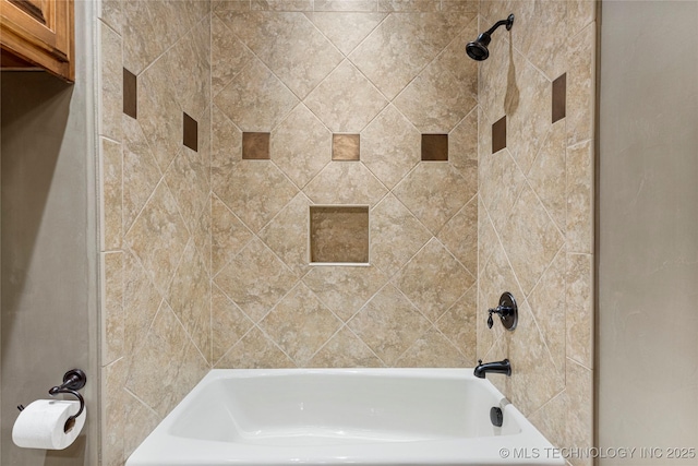 bathroom with tiled shower / bath