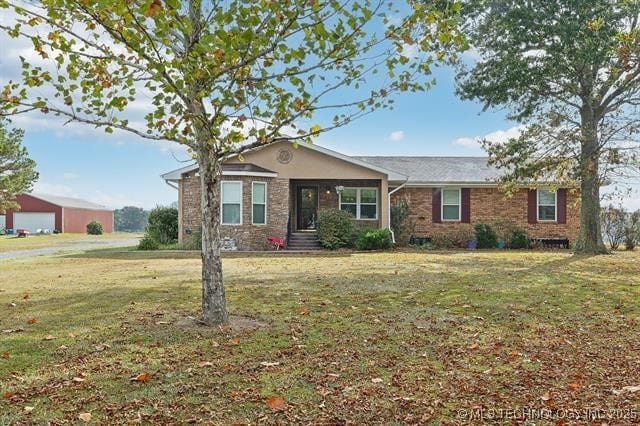 single story home with a front lawn