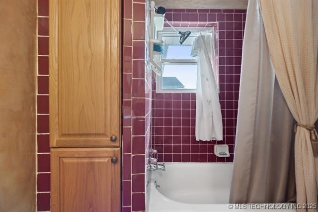 bathroom featuring shower / tub combo with curtain