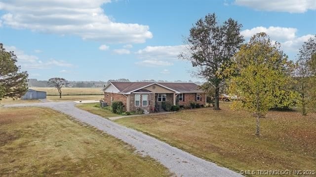 single story home featuring a front yard