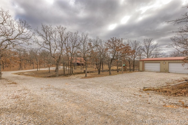 view of yard featuring a garage and an outdoor structure