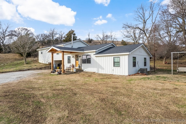 view of front of property with a front lawn