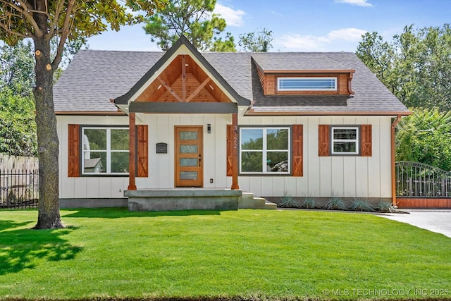 view of front of property featuring a front yard