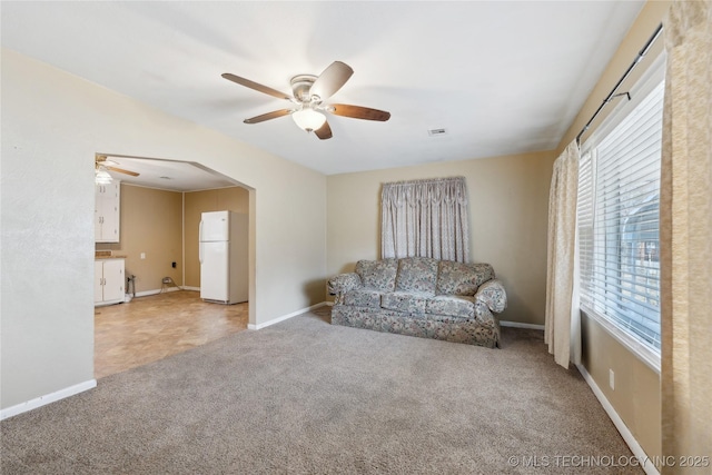 unfurnished room with carpet flooring and ceiling fan