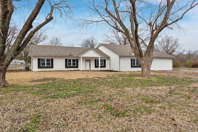 ranch-style house featuring a front lawn