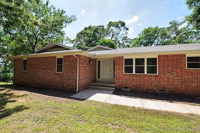 single story home featuring a front lawn