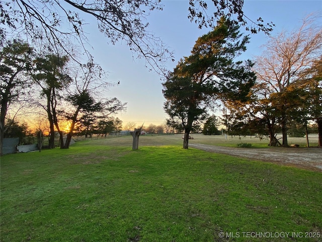 view of yard at dusk